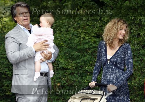 Oosterbeek 25 juni 2008
Emile Ratelband en zijn ex vrouw Moon bij het huwelijk van Rob de Nijs en Henriette.
Hun dochter Royce is er ook bij.