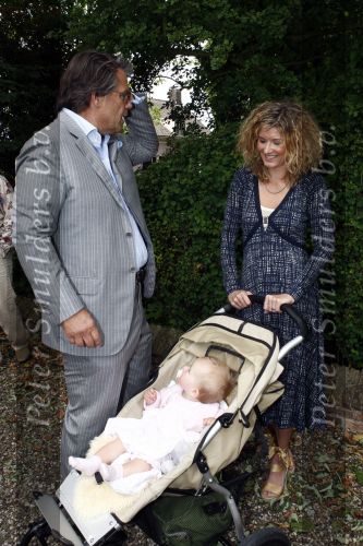 Oosterbeek 25 juni 2008
Emile Ratelband en zijn ex vrouw Moon bij het huwelijk van Rob de Nijs en Henriette.
Hun dochter Royce is er ook bij.
