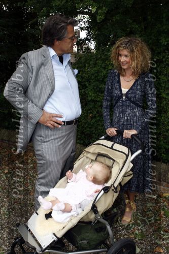 Oosterbeek 25 juni 2008
Emile Ratelband en zijn ex vrouw Moon bij het huwelijk van Rob de Nijs en Henriette.
Hun dochter Royce is er ook bij.