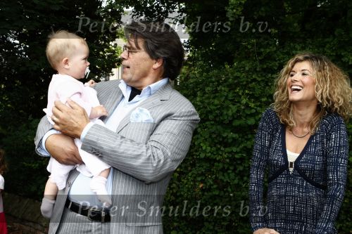Oosterbeek 25 juni 2008
Emile Ratelband en zijn ex vrouw Moon bij het huwelijk van Rob de Nijs en Henriette.
Hun dochter Royce is er ook bij.