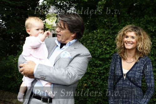 Oosterbeek 25 juni 2008
Emile Ratelband en zijn ex vrouw Moon bij het huwelijk van Rob de Nijs en Henriette.
Hun dochter Royce is er ook bij.