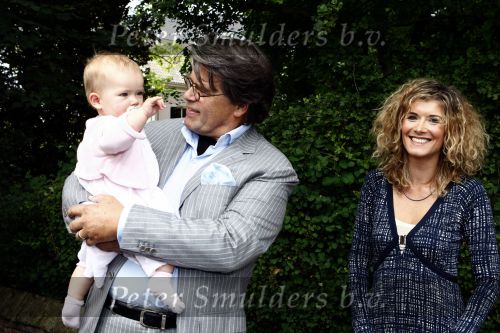 Oosterbeek 25 juni 2008
Emile Ratelband en zijn ex vrouw Moon bij het huwelijk van Rob de Nijs en Henriette.
Hun dochter Royce is er ook bij.