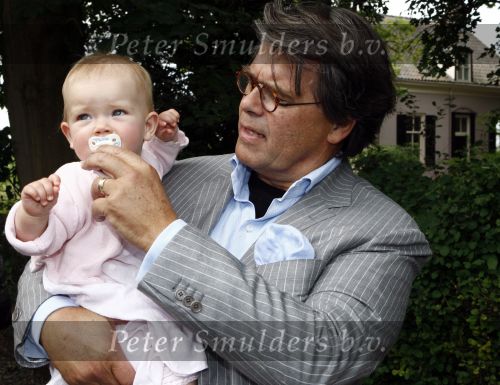 Oosterbeek 25 juni 2008
Emile Ratelband en zijn ex vrouw Moon bij het huwelijk van Rob de Nijs en Henriette.
Hun dochter Royce is er ook bij.