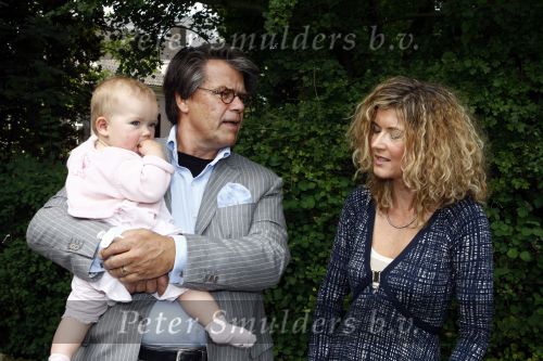 Oosterbeek 25 juni 2008
Emile Ratelband en zijn ex vrouw Moon bij het huwelijk van Rob de Nijs en Henriette.
Hun dochter Royce is er ook bij.