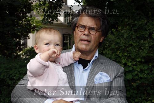 Oosterbeek 25 juni 2008
Emile Ratelband en zijn ex vrouw Moon bij het huwelijk van Rob de Nijs en Henriette.
Hun dochter Royce is er ook bij.