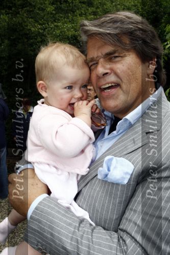 Oosterbeek 25 juni 2008
Emile Ratelband en zijn ex vrouw Moon bij het huwelijk van Rob de Nijs en Henriette.
Hun dochter Royce is er ook bij.