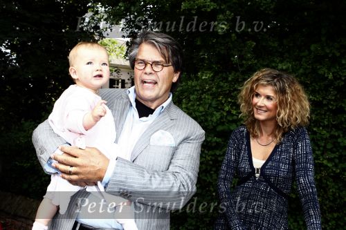 Oosterbeek 25 juni 2008
Emile Ratelband en zijn ex vrouw Moon bij het huwelijk van Rob de Nijs en Henriette.
Hun dochter Royce is er ook bij.
