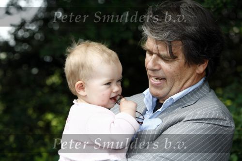 Oosterbeek 25 juni 2008
Emile Ratelband en zijn ex vrouw Moon bij het huwelijk van Rob de Nijs en Henriette.
Hun dochter Royce is er ook bij.