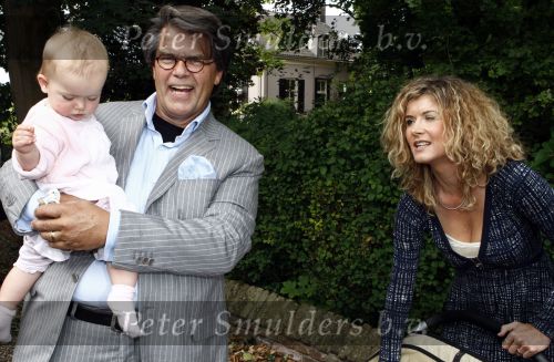 Oosterbeek 25 juni 2008
Emile Ratelband en zijn ex vrouw Moon bij het huwelijk van Rob de Nijs en Henriette.
Hun dochter Royce is er ook bij.