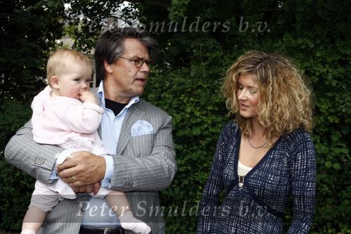 Oosterbeek 25 juni 2008
Emile Ratelband en zijn ex vrouw Moon bij het huwelijk van Rob de Nijs en Henriette.
Hun dochter Royce is er ook bij.