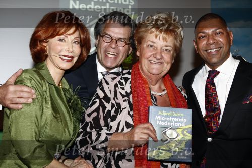 Den Haag 27 februari 2009
Presentatie van het boek  van Adjidj Bakas bij Madurodam . Emile Ratelband en Marijke Helwegen met Erica Terpstra
Peter Smulders bv