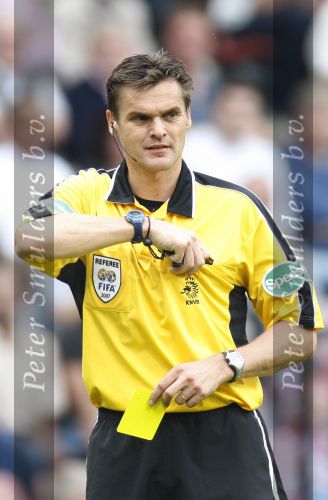 Eindhoven, 23 September 2007 Seizoen 2007/2008 Kompetitewedstrijd PSV-Feyenoord, eindstand 4-0
Scheidsrechter Eric Braamhaar geeft een gele kaart