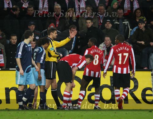 Eindhoven, 19 Maart 2008 Kompetitiewedstrijd PSV-AJAX, eindstand 0-0 
Seizoen 2007/2008
Eric Braamhaar geeft Edison Mendez een gele kaart