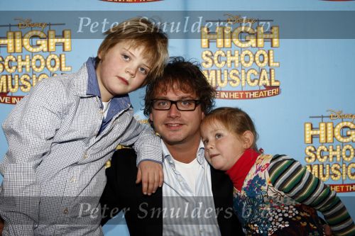 Tilburg 25 januari 2009
Premiere High school musical in schouwburg Tilburg. Guus Meeuwis met kinderen
Peter Smulders bv