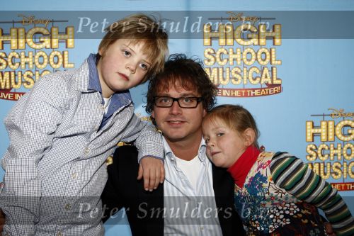 Tilburg 25 januari 2009
Premiere High school musical in schouwburg Tilburg. Guus Meeuwis met kinderen
Peter Smulders bv