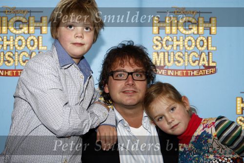 Tilburg 25 januari 2009
Premiere High school musical in schouwburg Tilburg. Guus Meeuwis met kinderen
Peter Smulders bv