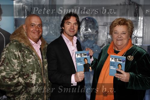 Amsterdam 15 februari 2008
Presentatie boek Hein Vergeer  in de ijsbar in amsterdam. Jack v Gelder en Erica Terpstra ontvangen het eerste boek.
Peter Smulders bv
