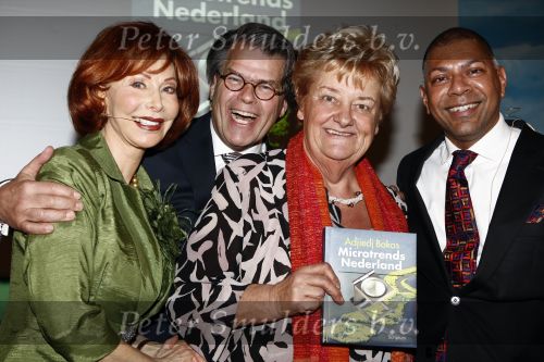 Den Haag 27 februari 2009
Presentatie van het boek  van Adjidj Bakas bij Madurodam . Emile Ratelband en Marijke Helwegen met Erica Terpstra
Peter Smulders bv