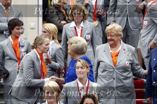 Den Haag 27 augustus 2008
De Olympische medaille winnaars van Peking op het bordes bij Koningin Beatrix. Aanwezig oa Anky v Grunsven Maarten v d Weijden Inge Dekker Marianne Vos Naomi v As Fatima de Moreiro Melo, anky v Grunsven Deborah Gravenstijn...Erica Terpstra
Peter Smulders bv