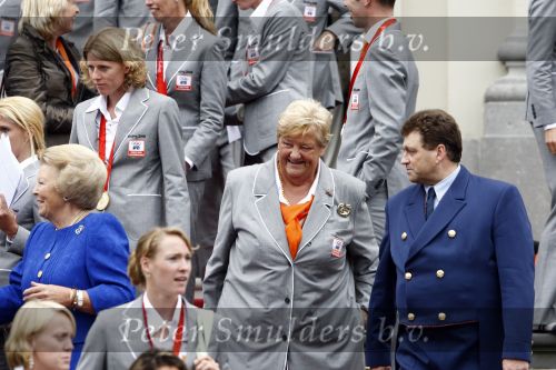 Den Haag 27 augustus 2008
De Olympische medaille winnaars van Peking op het bordes bij Koningin Beatrix. Aanwezig oa Anky v Grunsven Maarten v d Weijden Inge Dekker Marianne Vos Naomi v As Fatima de Moreiro Melo, anky v Grunsven Deborah Gravenstijn...Erica Terpstra
Peter Smulders bv