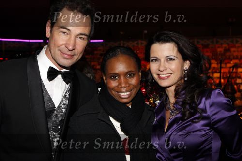 Amsterdam 17 december 2007
Tros Kerstcircus bij afrika afrika .Carolien de Bruijn en Erik de Vogel met kinderen
