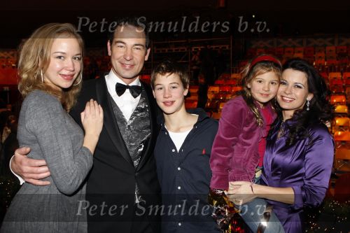 Amsterdam 17 december 2007
Tros Kerstcircus bij afrika afrika .Caroline de Bruijn en Erik de Vogel met kinderen