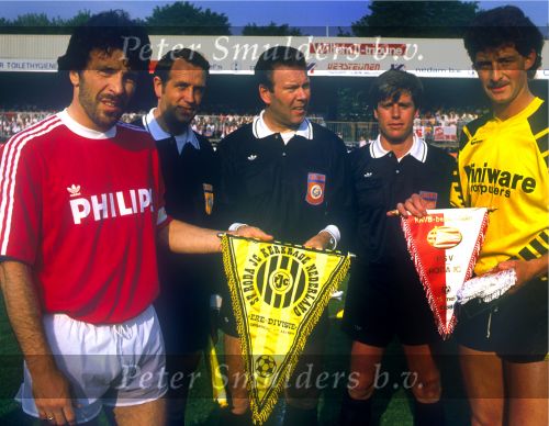 Tilburg, 12 Mei 1988
Finale KNVB-beker Seizoen 1987/1988
PSV-Roda JC, eindstand 2-2 
( PSV wint in de verlenging met 3-2 )
De aanvoerders Ernie Brandts en Eric Gerets