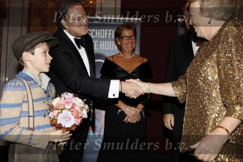 Amsterdam 5 oktober 2007
Premiere Ciske de Rat in Carre.  Koningin Beatrix met Joop en Janine v d Ende Erwin v Lambaart en Ciske de Rat