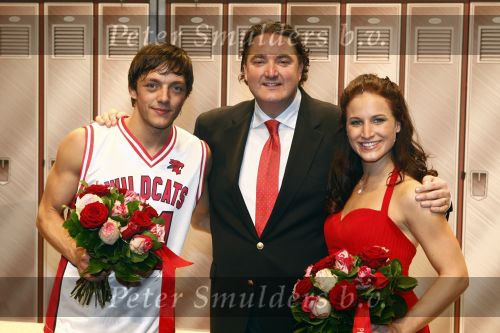 Tilburg 25 januari 2009
Premiere High school musical in de schouwburg van Tilburg met in de hoofdrollen Tommie Christiaan Nathalie v Gent Sarah Chronis Paul Boereboom Maickel Leijenhorst en Natalie la Rose. Erwin v Lambaart
Peter Smulders bv