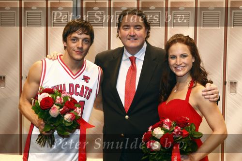 Tilburg 25 januari 2009
Premiere High school musical in de schouwburg van Tilburg met in de hoofdrollen Tommie Christiaan Nathalie v Gent Sarah Chronis Paul Boereboom Maickel Leijenhorst en Natalie la Rose. Erwin v Lambaart
Peter Smulders bv