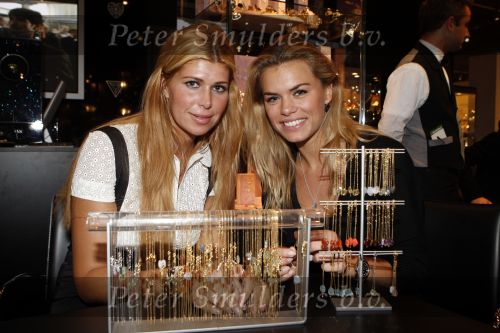 Amsterdam 7 december 2007
Estelle Gullit en Nicolette v Dam bij sieraden lijn van Estelle op de miljonairsfair.