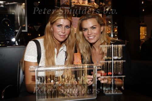 Amsterdam 7 december 2007
Estelle Gullit en Nicolette v Dam bij sieraden lijn van Estelle op de miljonairsfair.