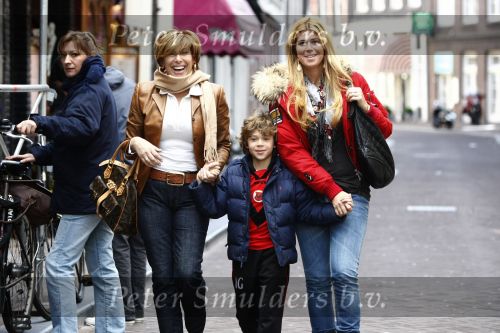 Amsterdam 12 april 2008
Estelle Gullit aan het winkelen met haar moeder en zoontje Maxim.