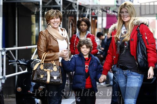 Amsterdam 12 april 2008
Estelle Gullit aan het winkelen met haar moeder en zoontje Maxim.