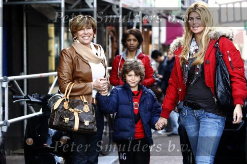 Amsterdam 12 april 2008
Estelle Gullit aan het winkelen met haar moeder en zoontje Maxim.