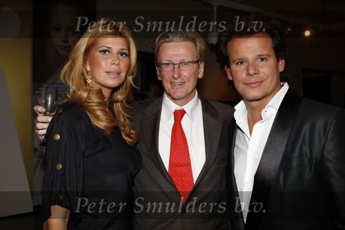 Amsterdam 15 november 2007
Prix de Mode in het stedelijk museum. Het wordt georganiseerd door de Marie Claire. Estelle Gullit Leco v Zadelhoff met de direkteur van L oreall