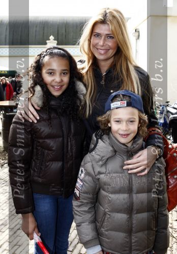 Kaatsheuvel 29 maart 2009
15 jarig bestaan van Princess in de efteling. Estelle Gullit met Joelle en Maxim
Peter Smulders bv