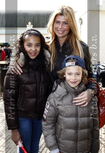 Kaatsheuvel 29 maart 2009
15 jarig bestaan van Princess in de efteling. Estelle Gullit met Joelle en Maxim
Peter Smulders bv