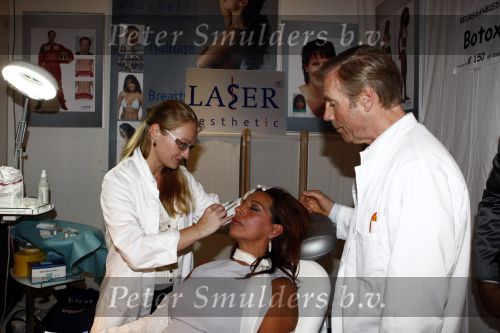 Rotterdam 6 mei 2009
Vrouwen Ladies beurs in Rotterdam. Esther Oosterbeek laat Botox inspuiten op de stand van Erwin kettman
Peter Smulders bv