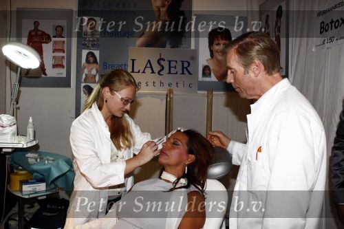 Rotterdam 6 mei 2009
Vrouwen Ladies beurs in Rotterdam. Esther Oosterbeek laat Botox inspuiten op de stand van Erwin kettman
Peter Smulders bv