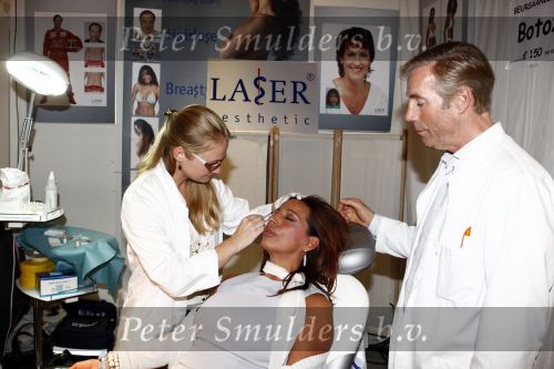 Rotterdam 6 mei 2009
Vrouwen Ladies beurs in Rotterdam. Esther Oosterbeek laat Botox inspuiten op de stand van Erwin kettman
Peter Smulders bv