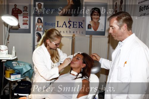 Rotterdam 6 mei 2009
Vrouwen Ladies beurs in Rotterdam. Esther Oosterbeek laat Botox inspuiten op de stand van Erwin kettman
Peter Smulders bv