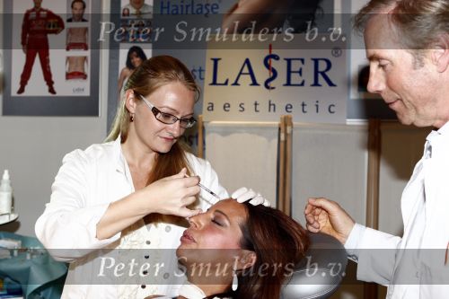 Rotterdam 6 mei 2009
Vrouwen Ladies beurs in Rotterdam. Esther Oosterbeek laat Botox inspuiten op de stand van Erwin kettman
Peter Smulders bv