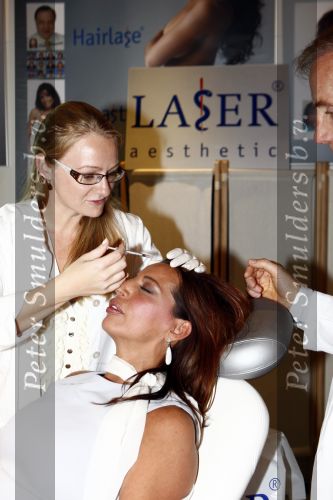 Rotterdam 6 mei 2009
Vrouwen Ladies beurs in Rotterdam. Esther Oosterbeek laat Botox inspuiten op de stand van Erwin kettman
Peter Smulders bv