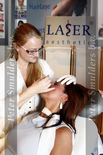 Rotterdam 6 mei 2009
Vrouwen Ladies beurs in Rotterdam. Esther Oosterbeek laat Botox inspuiten op de stand van Erwin kettman
Peter Smulders bv