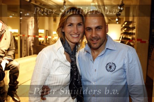 Amsterdam 15 februari 2008
Presentatie parijs dakar heroes legend voor Max4Kids in showroom van state of art
Evelyne Westerman met Mental Theo Nabuurs
Peter Smulders bv