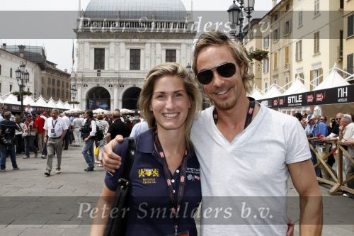 Brescia 15 mei 2008
Start van de Mille Miglia in Brescia. State of art rijdt met 2 porsches mee. 
Chris Zegers en Evelyne Westerman
