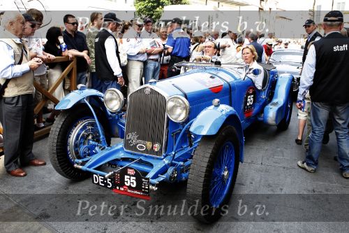 Brescia 15 mei 2008
Start van de Mille Miglia in Brescia. State of art rijdt met 2 porsches mee. 
Evert Louman met zijn vrouw