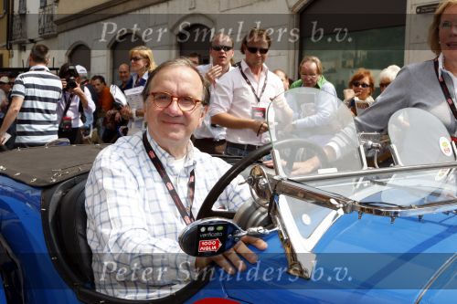 Brescia 15 mei 2008
Start van de Mille Miglia in Brescia. State of art rijdt met 2 porsches mee. 
Evert Louman met zijn vrouw