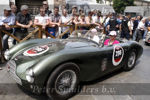 Brescia 15 mei 2008
Start van de Mille Miglia in Brescia. State of art rijdt met 2 porsches mee. dochters Evert Louman